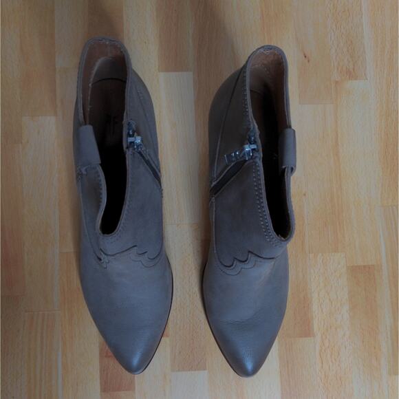 Frye Reina Leather Bootie Boots Pointed Stacked Heel 8.5M New - Picture 5 of 16